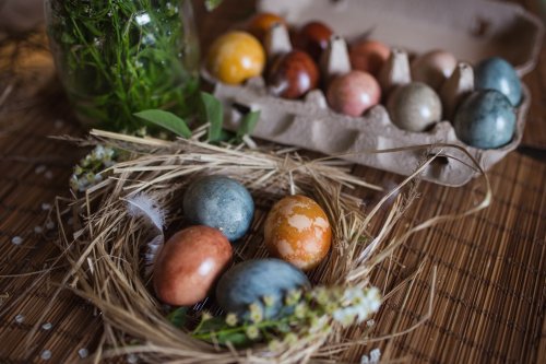 Eier färben – kreative Ideen für die österliche Festtafel