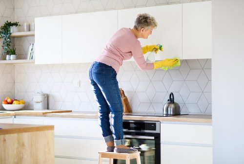 4 Hausmittel, um Fett von Küchenschränken zu entfernen