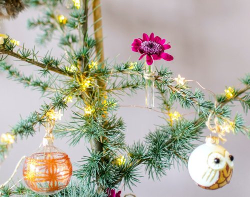 Weihnachtskugeln aus bunten Blumen basteln