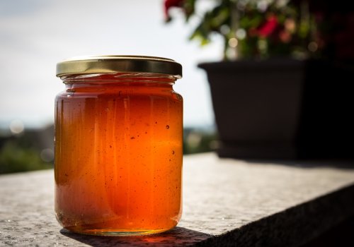 Leere Honiggläser vor dem Entsorgen unbedingt ausspülen