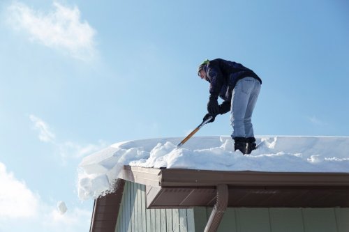 Vorsicht beim Schneeräumen auf dem Dach