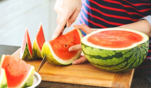 Wie man Wassermelone mit einem Trick einfach schneiden kann