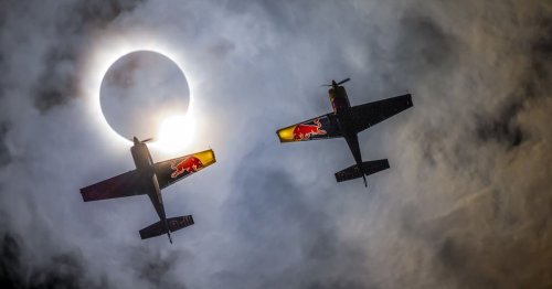 Epic Photos of Twin Planes Flying Through the Solar Eclipse