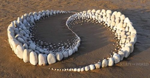Artist Arranges Hypnotic Land Art Into Stone Waves on Ocean Shores