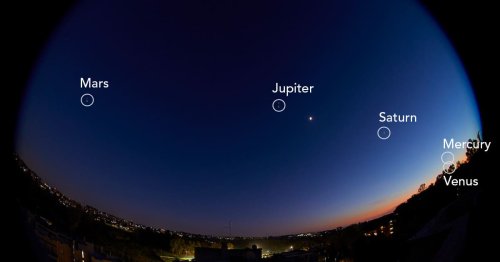 Astronomer Captures One Spectacular Photo of 5 Planets All Visible With the Naked Eye