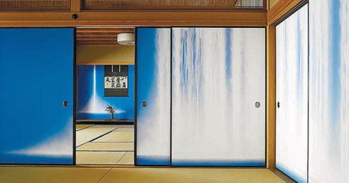 Japanese Artist Masterfully Turns Walls Into Realistic Paintings of Waterfalls in Motion