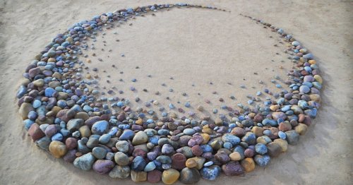 Land Artist Surprises Beach Goers By Leaving Striking Stone Arrangements Along the Coast