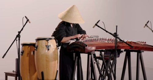 Mysterious Musician Performs a Compelling Cover of ‘Hotel California’ With a Guzheng