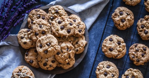 Herrlich knusprig mit zartschmelzenden Schoko-Stückchen: Vegane Chocolate Chip Cookies