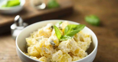 Smashed-Potato-Salad: Rezept für den knusprigen Kartoffelsalat, der TikTok im Sturm erobert