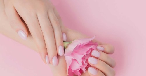 "Blush Nails" sind das frühlingshafte Design, das wir jetzt auf kurzen Nägeln überall sehen