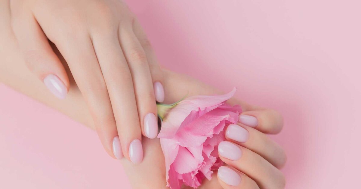 "Blush Nails" sind das frühlingshafte Design, das wir jetzt auf kurzen Nägeln überall sehen