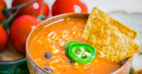 Diese vegetarische Tortilla-Suppe ist eine echte Geschmacksexplosion