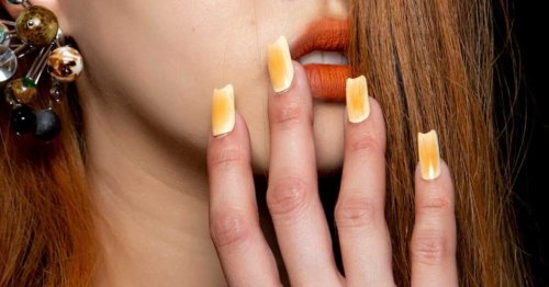 Für besondere Designs: Der "Eyeshadow Nails"-Hack macht deine Nägel zum echten Hingucker