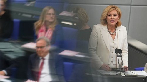 Bundestag erlebt unschönen Auftakt in vier schwierige Jahre 
