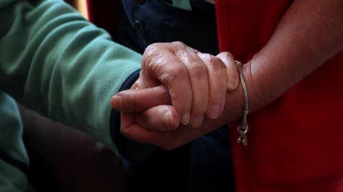 Wenn Eltern zum Pflegefall werden: Schritte für Angehörige