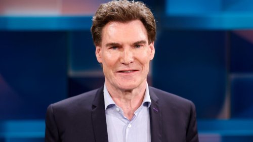 Carsten Maschmeyer bekommt spezielle Überraschungstorte