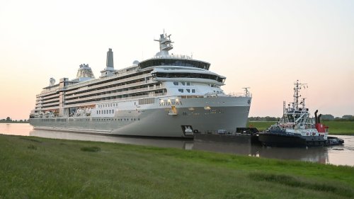 Kreuzfahrtriese wird Richtung Emden geschleppt