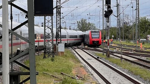 Zwei Züge kollidieren am Hauptbahnhof Worms