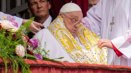 Papst schafft Ostergruß im Rollstuhl - aber ohne Sauerstoffgerät