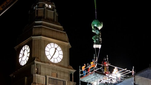 Atlas-Skulptur thront wieder über Hamburg