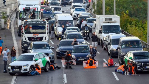 Letzte Generation blockiert Verkehr mit gemieteten Autos