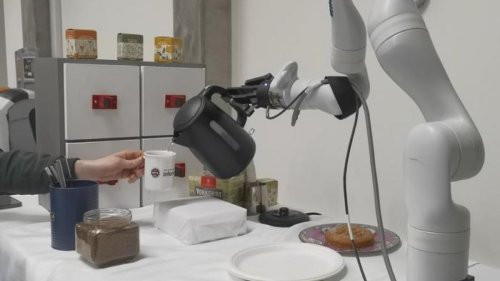 Roboter kocht Kaffee und dekoriert Teller mit Tiermuster