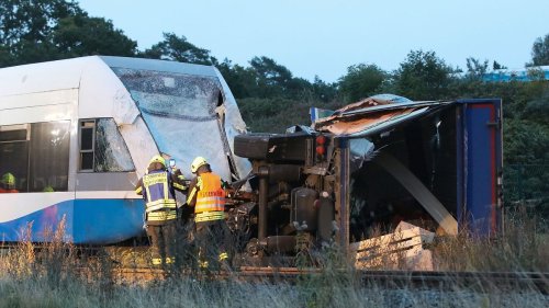 LKW verursacht Bahnunfall auf Usedom 