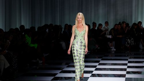 Claudia Schiffer kehrt für Versace auf den Laufsteg zurück