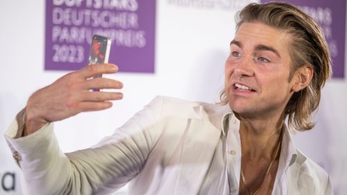 Influencer Jeremy Fragrance posiert mit Rechtsextremen