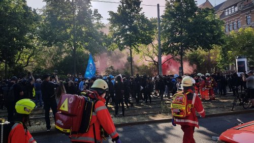 Demonstranten greifen Polizei in Leipzig an