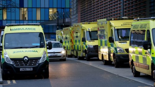 Britische Krankenwagen stehen vor Rettungsstellen im Stau