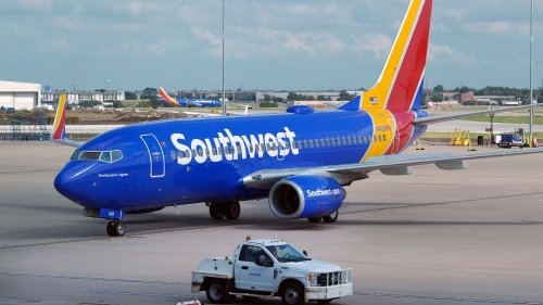 Passagierin entleert sich auf Flugzeugsitz