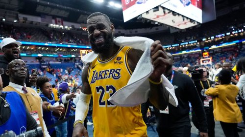 Lakers zittern sich in Playoffs, Warriors fliegen hochkant raus