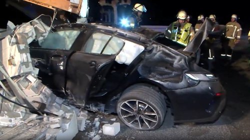 Teenager rast mit 530-PS-Auto in Kassenhäuschen