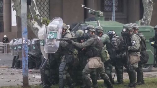 Polizei geht gewaltsam gegen Demonstranten vor