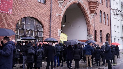 Hunderte Menschen bei Trauerfeier für Rainer Schaller