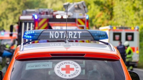 Täter sticht bei Feier mit Messer auf Gäste - ein Toter