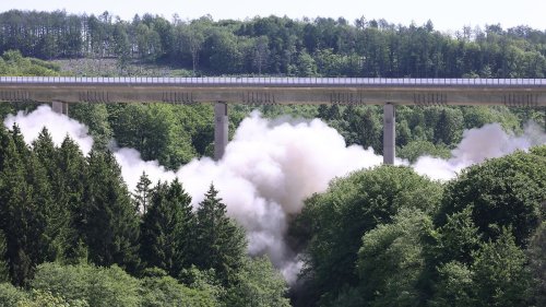 Hälfte von A45-Talbrücke gesprengt