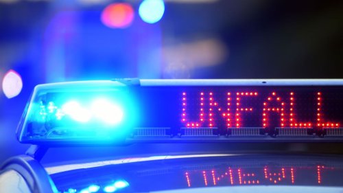 Auto gerät in Gegenverkehr - und erwischt fünfköpfige Familie