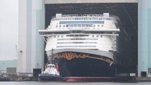 Gigantisches Kreuzfahrtschiff quetscht sich aus Werft