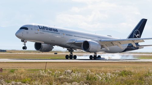 Lufthansa entlässt Urlauber nach Notlandung ins Chaos