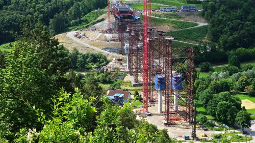 Drei Arbeiter stürzen bei Brückenarbeiten mit Gondel in den Tod