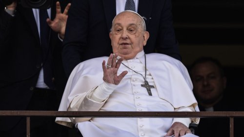 Papst zeigt sich auf Balkon und verlässt das Krankenhaus