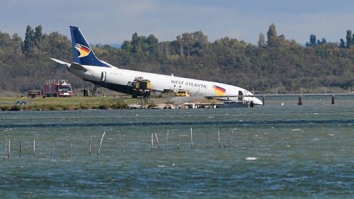 Flugzeug schießt über Landebahn und schlittert in See