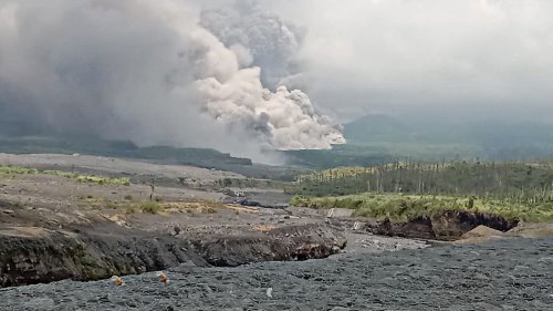 Vulkan Semeru bricht erneut aus