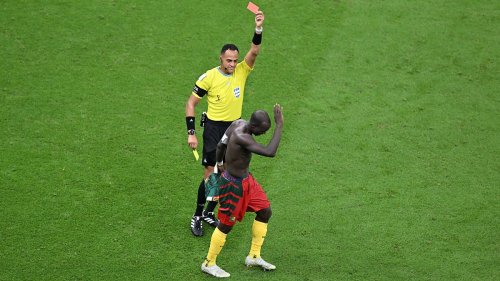 Kameruns Kapitän fliegt für nackten Torjubel vom Platz