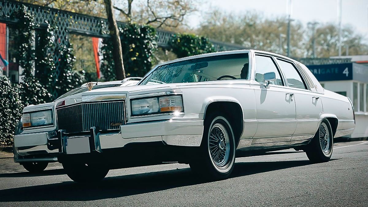 Fahrt mit Cadillac Brougham - klassischer amerikanischer Luxus