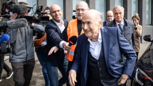 Für Sepp Blatter und Michel Platini regnet es Freisprüche