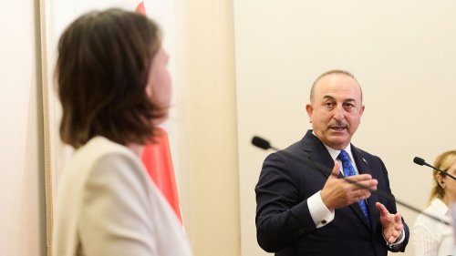 Cavusoglu und Baerbock liefern sich Streit auf offener Bühne